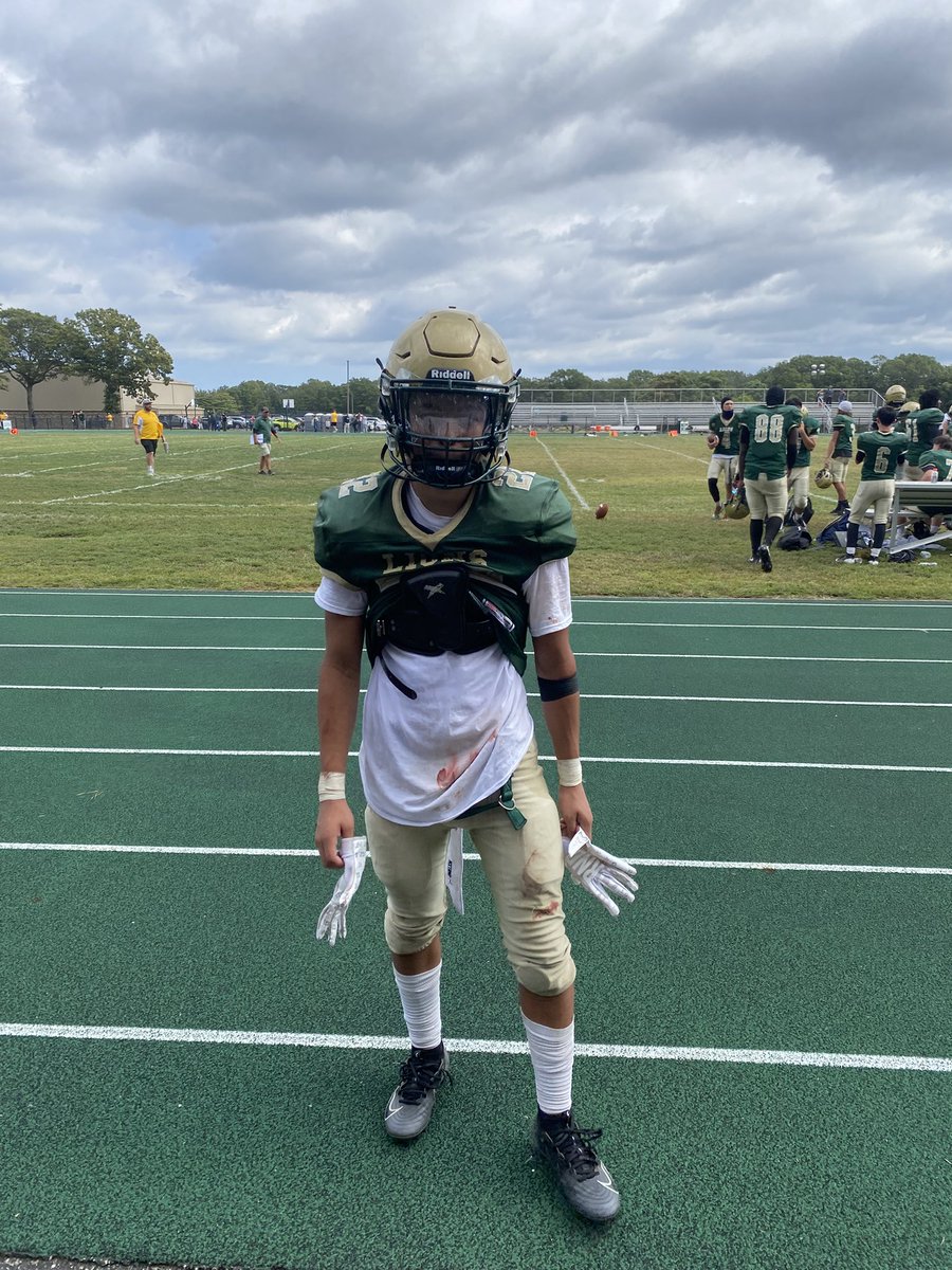 42-7 W 
1-0 
Vs Ward Melville 

6 tackles 2 tackle assist 
1 force fumble

#Longwoodlions #longislandfootball #JuliusEspinal