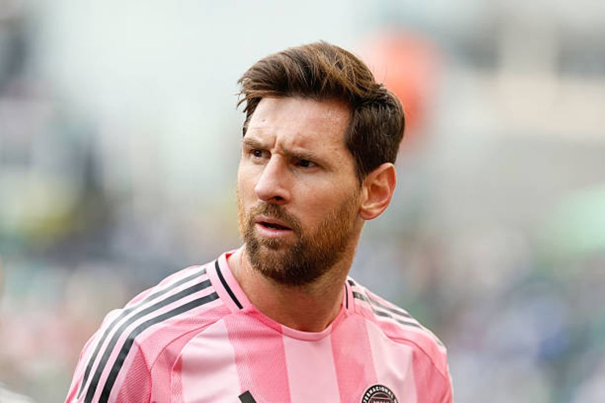 👀 Leo Messi is now:

- 18 goals away from 900 goals
- 9 assists away from 400 assists