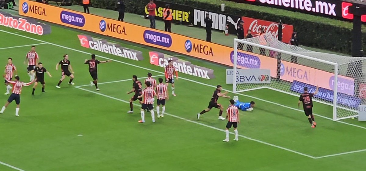 No se puede subir video por Prime, hasta el final del juego.

Así fue xomo Gallardo siempre estuvo SOLO, y no pudieron evitar el remate.

¿Grave descuido o marcación por zona?

Como sea, <a href="/Chivas/">CHIVAS</a> era mejor y en un pestañeo pierde 0-2 con dos asistencias de Vega.

PESA LA DE EFRAÍN