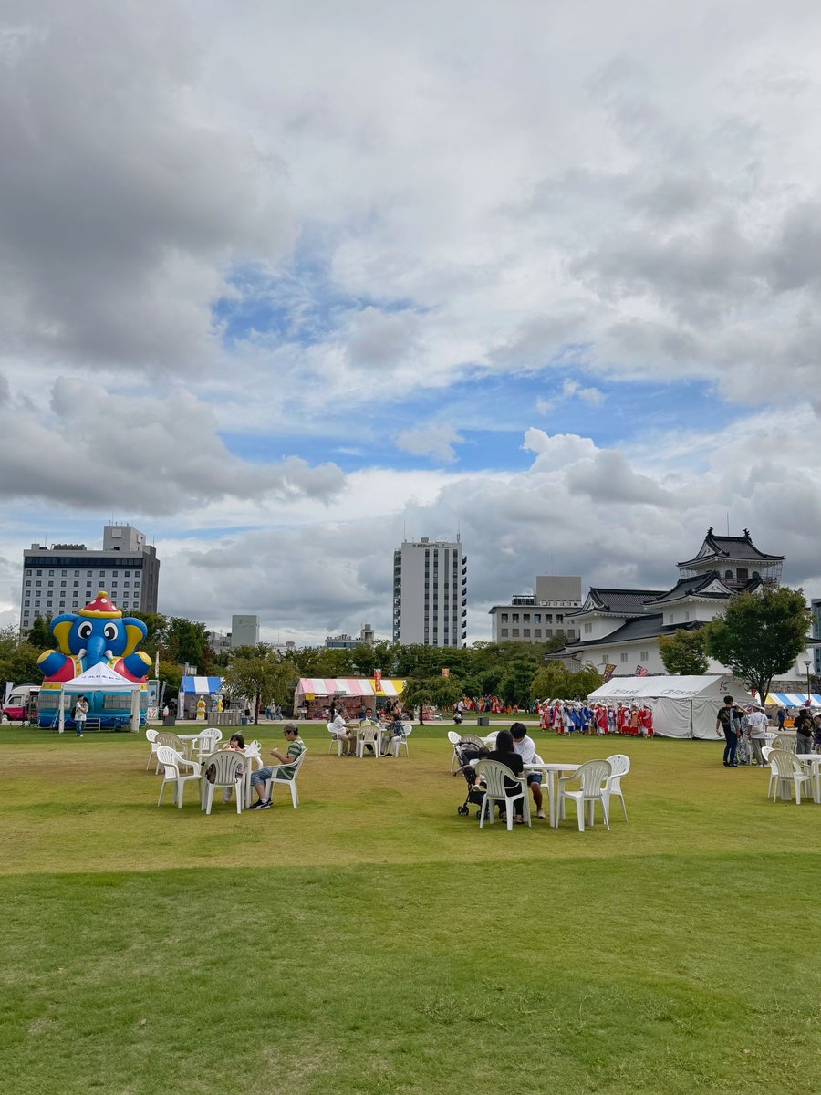 富山まつり2日目！！
朝から気持ちいい風が吹いてます！
澄んだ秋空と一緒にスタート☀️
ぜひ富山城址公園へお越しください！