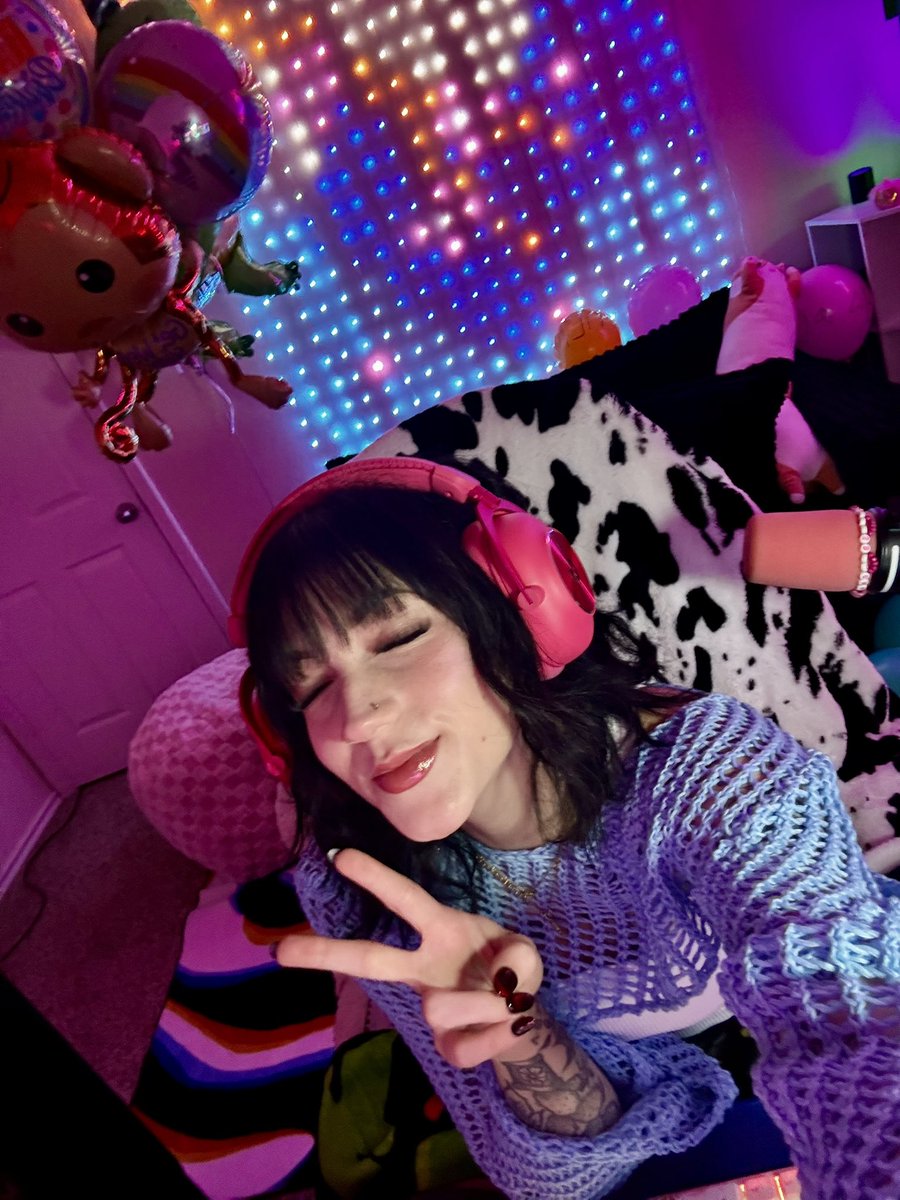 oh hey I’m live 💓 probably gonna rivals ranked and vibe ✨ twitch.tv/dejenqueen // a lil later than my normal 7pm twitch time but I’m also thinking of adding an extra twitch day in the schedule throughout the week 🫣