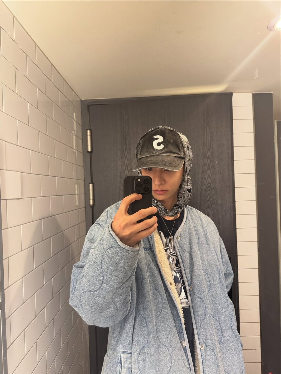 ZN_Tricky's tweet photo. 여러분 빨리 오세요! 여기 잘생긴 남자가 있어요! https://t.co/Nl4h5XeWQi