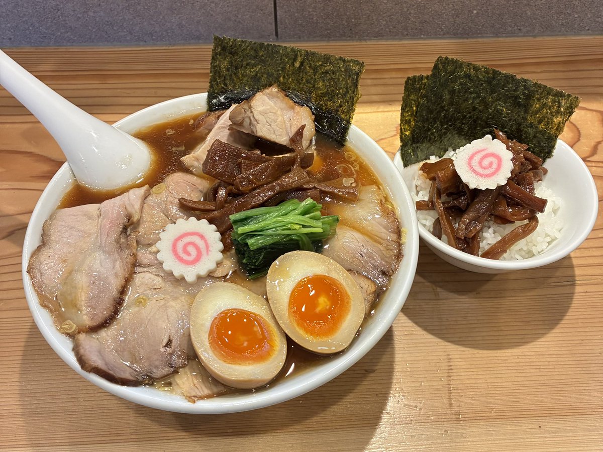 【オランダ軒】
✴︎しょうゆチャーシューメン
✴︎味玉
✴︎小ライス

今月もオララーを
食べれて幸せです♪
美味しいの一言に尽きる