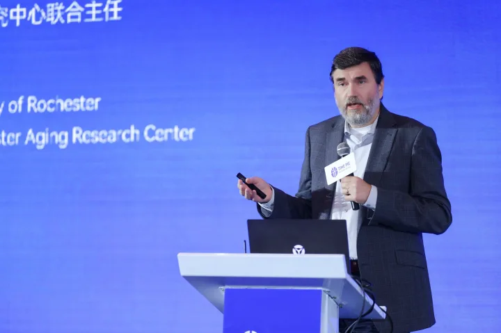 TimePieChina's tweet image. We are honored to have Andrei Seluanov at The 6th #TimepieLongevityForum, presenting &quot;Dark Genome and Aging&quot;: &quot;Evolution uses the same pathway to extend lifespan across species: keep inflammation suppressed.&quot;
#Longevity  #AgingGracefully