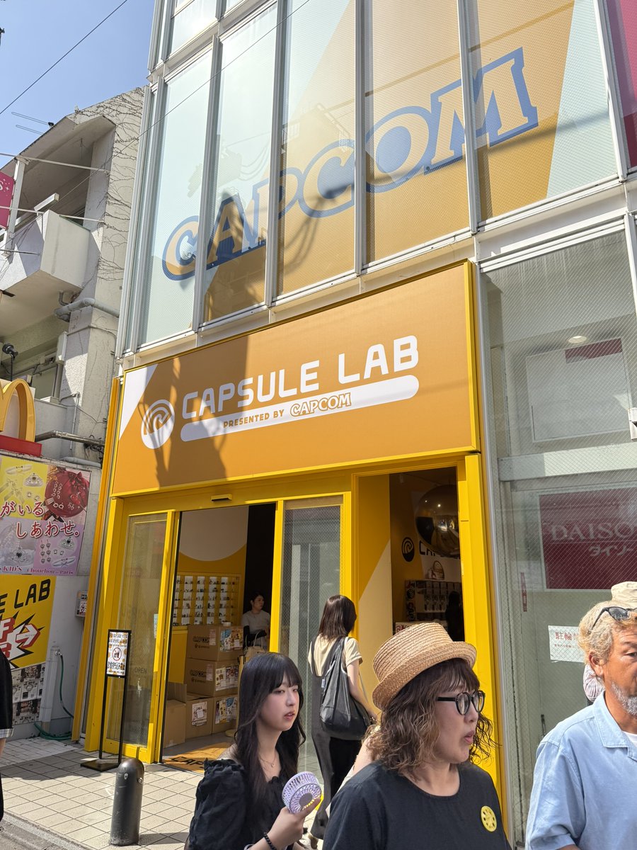 kamezoukabu's tweet image. しばらく前に、原宿のカプセルトイ専門店を見に行ってきました。カプセルトイは電源不要なので場所の許す限り設置できるのが良いですね。
見つけるきっかけになった四季報の豆本に感謝。