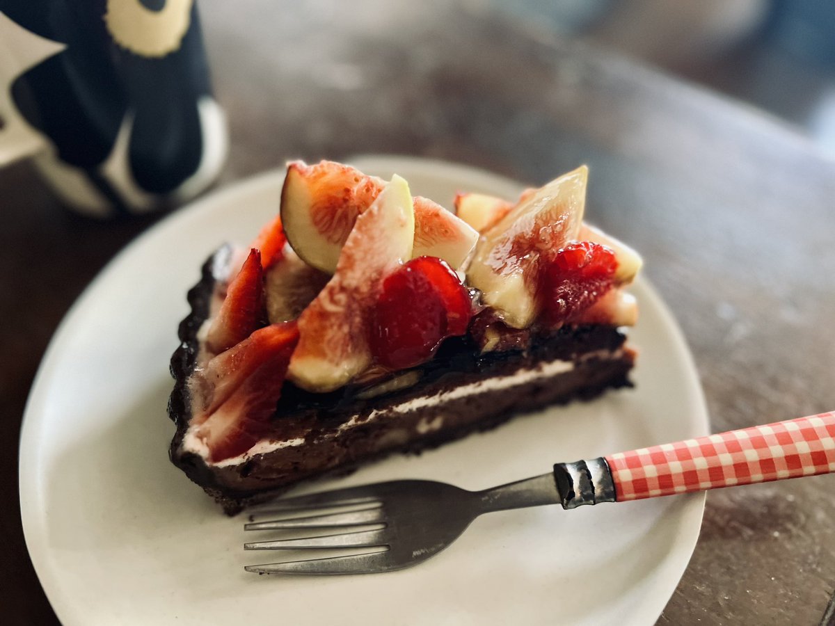 朝ごはん、いちじくと赤いフルーツのチョコレートタルト。