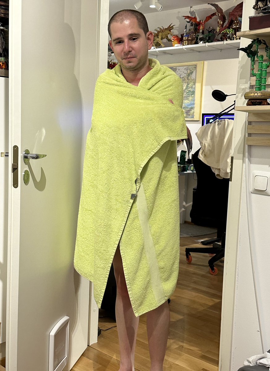 TieflingMelissa's tweet image. The face of a man who thought he could handle a both a wife AND a girlfriend-