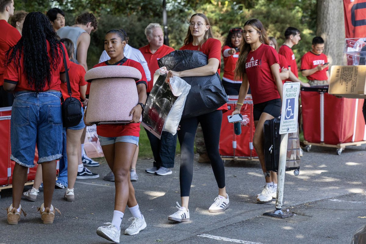 GoSeattleU's tweet photo. Move-in day = teamwork day 💪

Welcome home, new Redhawks!

#TogetherWeSoar https://t.co/7ydLu1kBXn