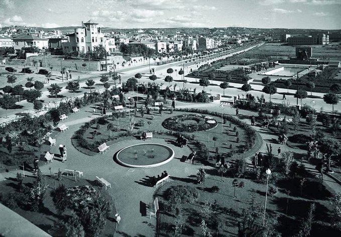 mahfiegilmez's tweet photo. Solda 1940'larda Kızılay Meydanı (Ankara), sağda bugünkü Kızılay Meydanı. Şimdi biz ileri mi gitmişiz yani? (Fotoğrafları @Osman_Tunaboylu dan ödünç aldım.) https://t.co/2ha7lUt5uo