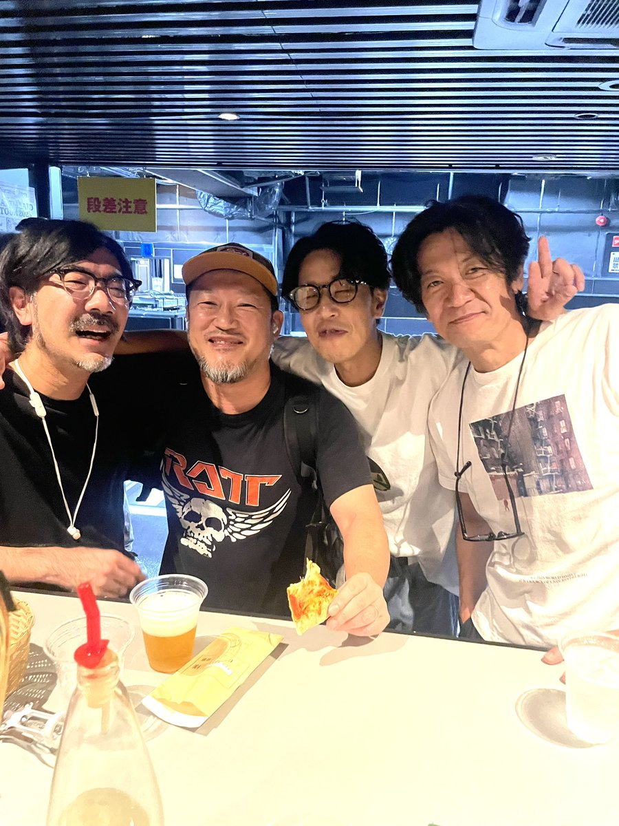 kanetoanne's tweet image. 岡山 CRAZYMAMA KINGDOMにて一先ずツアーファイナル。店長のカジノさんと。岡山は今回もいろいろ楽しかった！あざっす！
では追加公演と銘打った名古屋に向かいます！#grapevine #あのみちから遠くはなれて