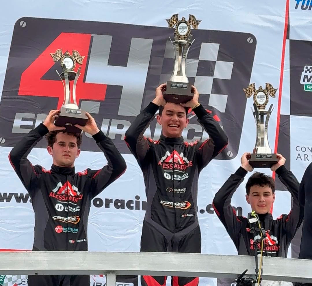 1-2-3 para el equipo Alessanndros en la Carrera 3 de la Fecha 5 celebrada en Puebla

1-Alejandro Bobadilla
2-Fernado Luque
3-José Martínez

#mexicoracingcup #f4nacam #puebla