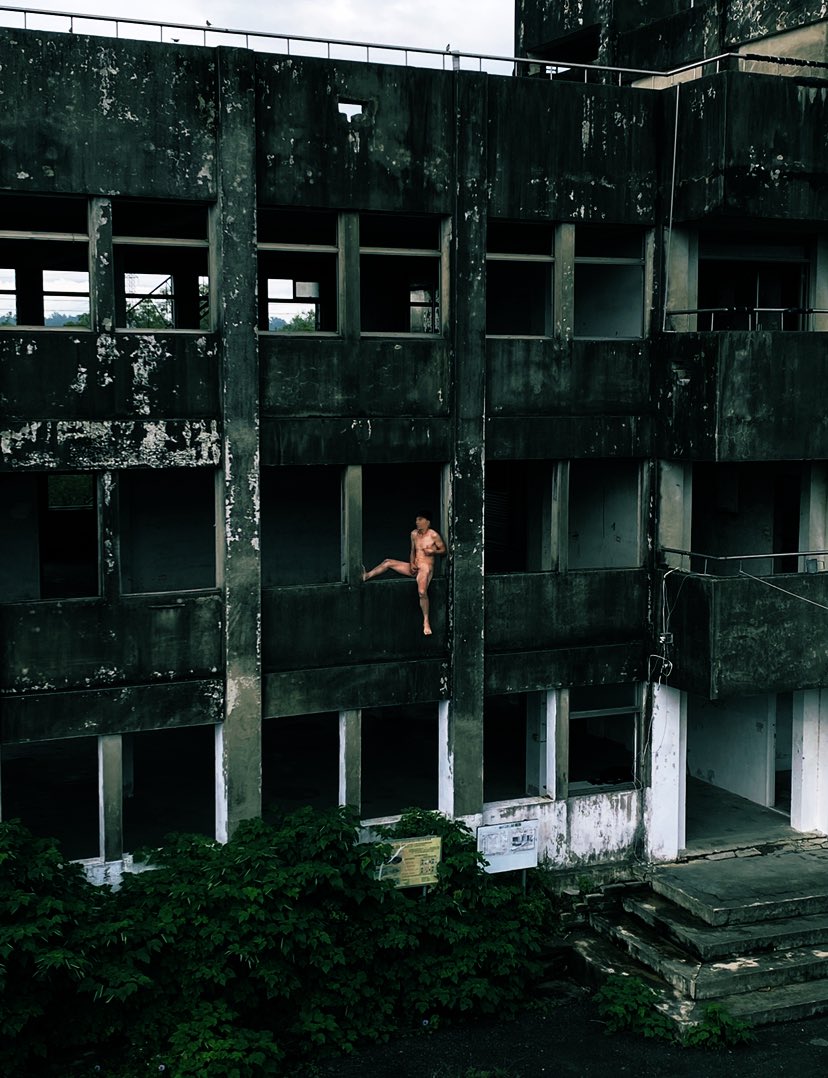 窗上
窒息的慾望
危險卻阻止不了
沒穿衣服快樂時光

⚠️危險動作請勿模仿

#廢墟野裸