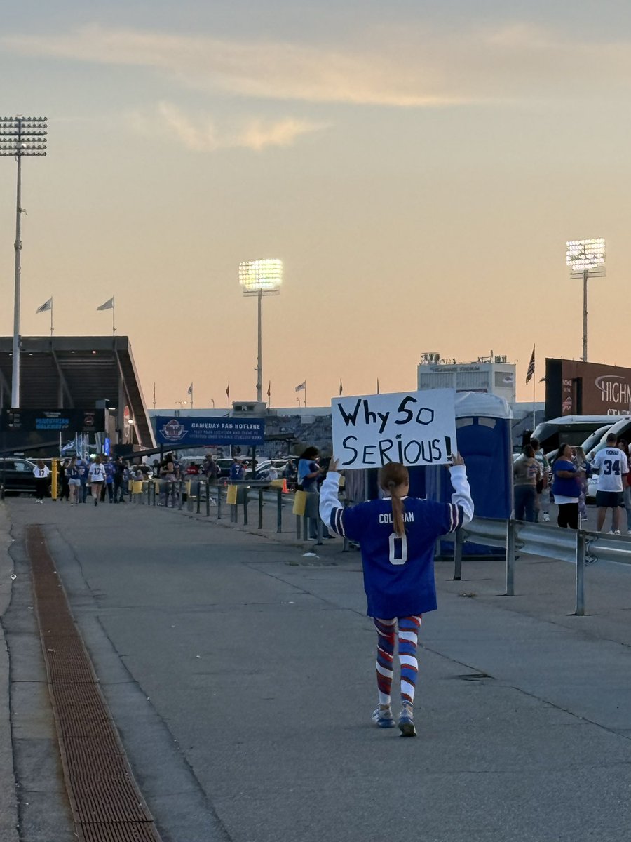 drbajingo's tweet image. Why? @StevieJohnson13 bc I made her late for warm ups!!! 🤣 #GoBills #BillsMafia