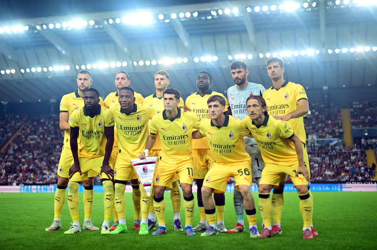 Com apenas dois gols sofridos nos 5 primeiros jogos da temporada, o Milan igualou a sua própria marca defensiva da temporada 2021-22, a melhor desde a 'Era Berlusconi'. 🛡

Naquela mesma temporada 2021-22, o time se sagrou campeão italiano pela 19ª vez 👀🇮🇹