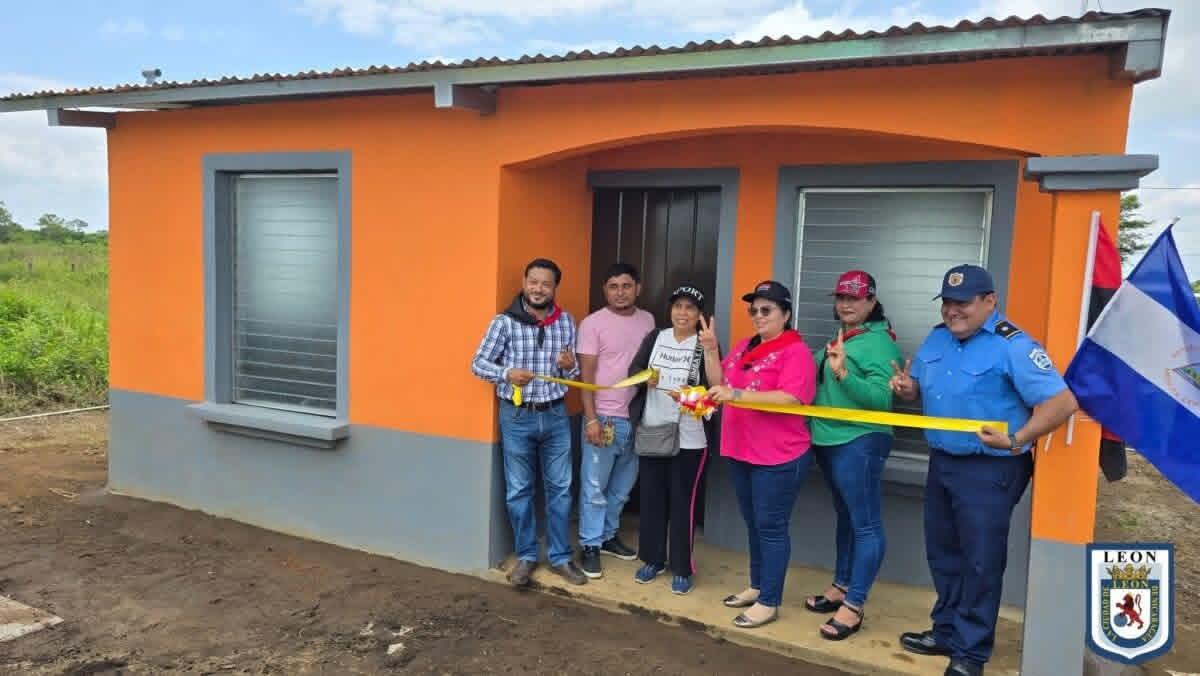 Diez viviendas fueron entregadas en la lotificación Hilton Manzanares a familias que aplicaron al programa Bismarck Martínez en León. Las familias recibieron las llaves de su nuevo hogar y celebraron la oportunidad de mejorar sus vidas.
#4619SiempreMasAlla