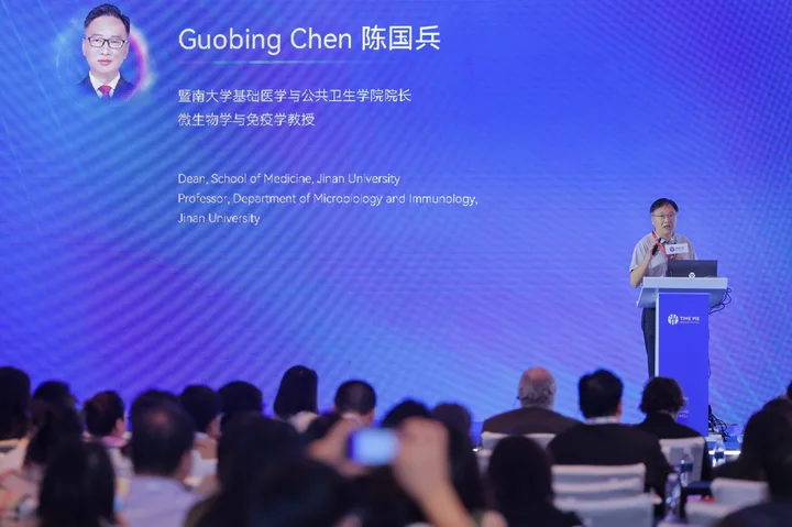 TimePieChina's tweet image. We are honored to have Chen Guobing at The 6th #TimepieLongevityForum, presenting &quot;Human Immune Aging: Characteristics and Translational Applications&quot;: &quot;TCR diversity plummets after age 40 and correlates strongly with frailty scores.&quot;  #aging   #longevity