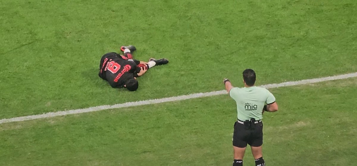 ¿Que les digo?

"AYÚDATE QUE YO TE AYUDARÉ"

Ahora que Oso González por fin era titular fijo, comete un grave error y por plancha a Alexis Vega deja a <a href="/Chivas/">CHIVAS</a> con 10 y se pierde el juego vs <a href="/ClubNecaxa/">Club Necaxa</a>.

Salvo un milagro, será otra derrota para los de Milito en casa (0-2 abajo).