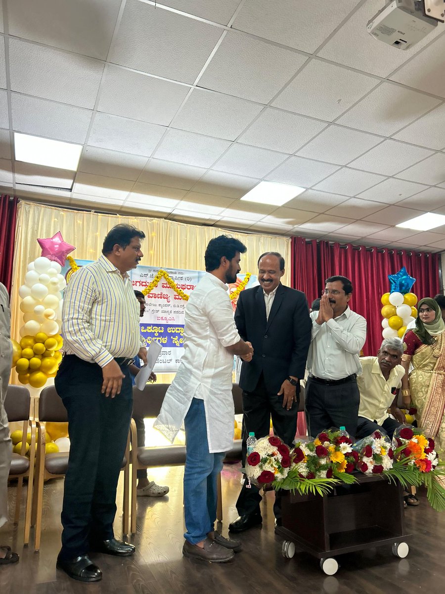 ಚಿತ್ರದುರ್ಗದ ಶ್ರೀ ಜಗದ್ಗುರು ಮುರುಘರಾಜೇಂದ್ರ ಕಲಾ &amp; ವಾಣಿಜ್ಯ ಮಹಾವಿದ್ಯಾಲಯ ವತಿಯಿಂದ ಆಯೋಜಿಸಿದ "ವಿದ್ಯಾರ್ಥಿ ಒಕ್ಕೂಟ ಉದ್ಘಾಟನೆ &amp; ಪ್ರಥಮ ವರ್ಷದ ವಿದ್ಯಾರ್ಥಿಗಳ 'ಸ್ನೇಹಸೇತು'-2025-26" ರ ಕಾರ್ಯಕ್ರಮದ ಮುಖ್ಯ ಅತಿಥಿಯಾಗಿ ಭಾಗವಹಿಸಿ ವಿದ್ಯಾರ್ಥಿಗಳಿಗೆ ಸುದೀರ್ಘ ಮಾರ್ಗದರ್ಶನ ನೀಡಿದೆ, ಕಾಲೇಜು ವತಿಯಿಂದ ಸನ್ಮಾನಿಸಿ ಬೀಳ್ಕೊಟ್ಟರು.
