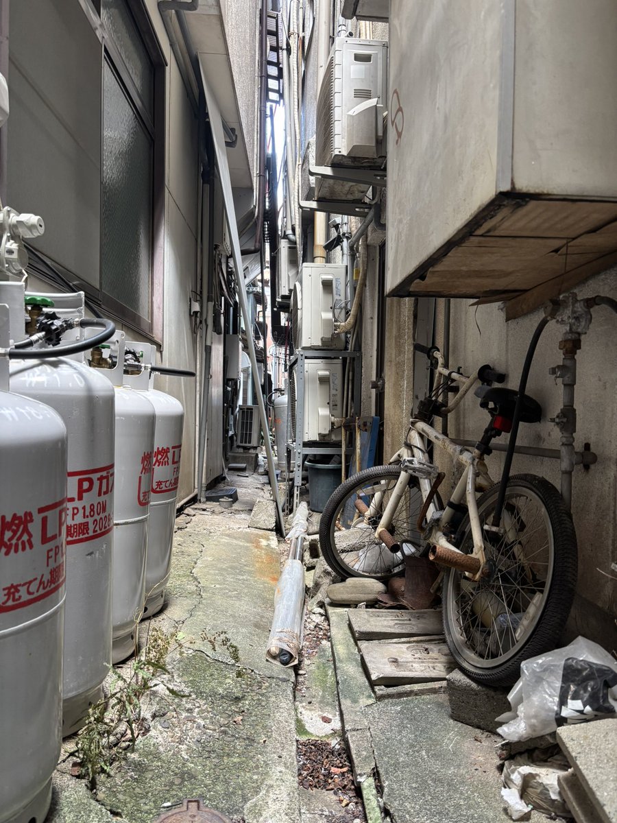 kinounogorisan8's tweet image. いや〜いいね〜、チョイと香ばしく匂うのが堪らない！
#路地裏
#散歩