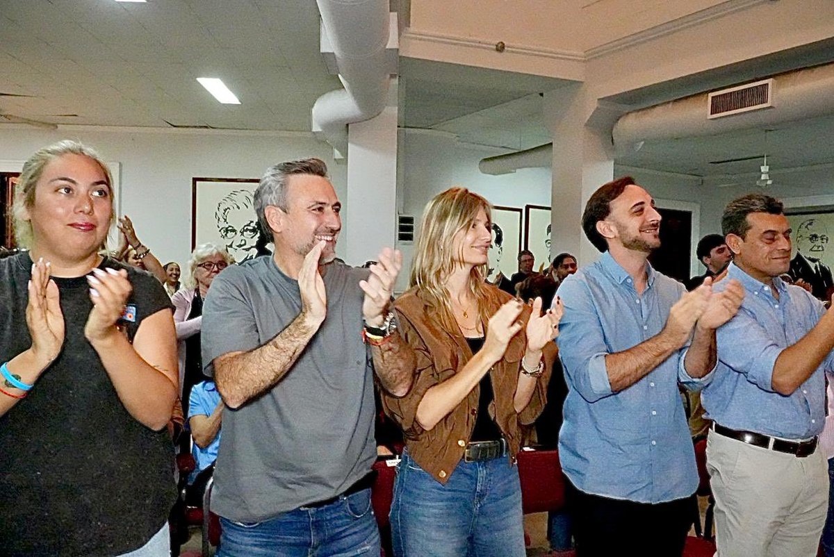 ramonjmestre's tweet image. Qué gran encuentro en nuestra querida casa. Muchas gracias a #MujeresConLaLista3 por invitarme a participar de esta maravillosa reunión. Cómo les dije hoy, con coherencia y mirándolas a la cara: me comprometo a trabajar en las propuestas que hoy me entregaron y que tienen que ver…