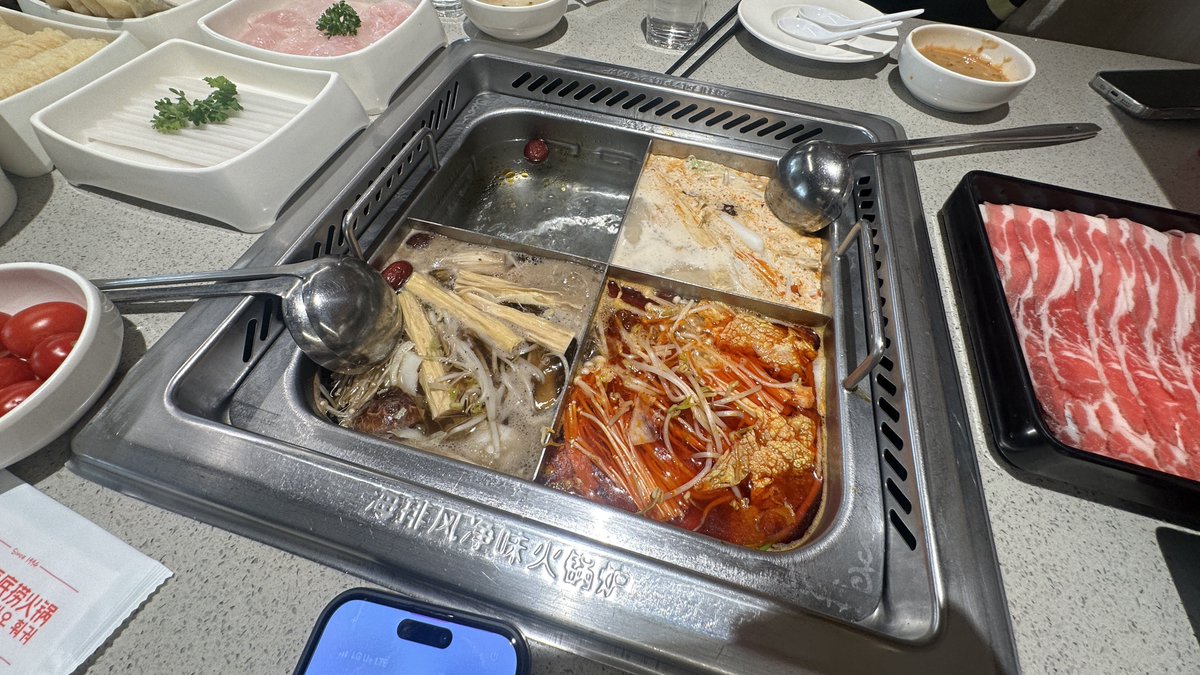 mieiou's tweet photo. 너 전에 하이디라오가서 메기살 덮밥 만들어 먹고 싶다고 하지 않았어?

여자가 밥을 퍼담았다. https://t.co/KOuxv3gf9q