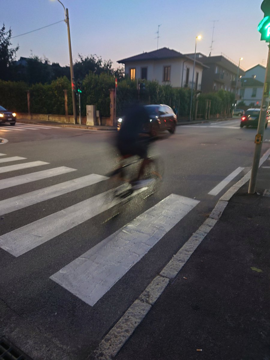 イタリアなんだけど何か日本っぽいと思って撮った光景。
武蔵小金井あたりか船橋あたりか武蔵小杉あたりって言ってもわからなさそう。
