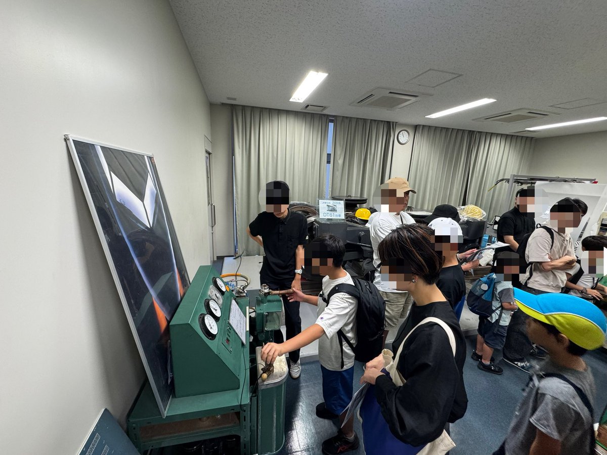 ihs_models's tweet image. 岩倉祭2日目スタート！
鉄道模型部ブースは入場規制を行っています。少しお並びいただきますがご了承願います。物販も実施しておりますのでぜひお立ち寄りください！
Xフォロー2000名達成まであと3名！

＠choden_inubou @isumitetsuitter ＠KURAMAE_model