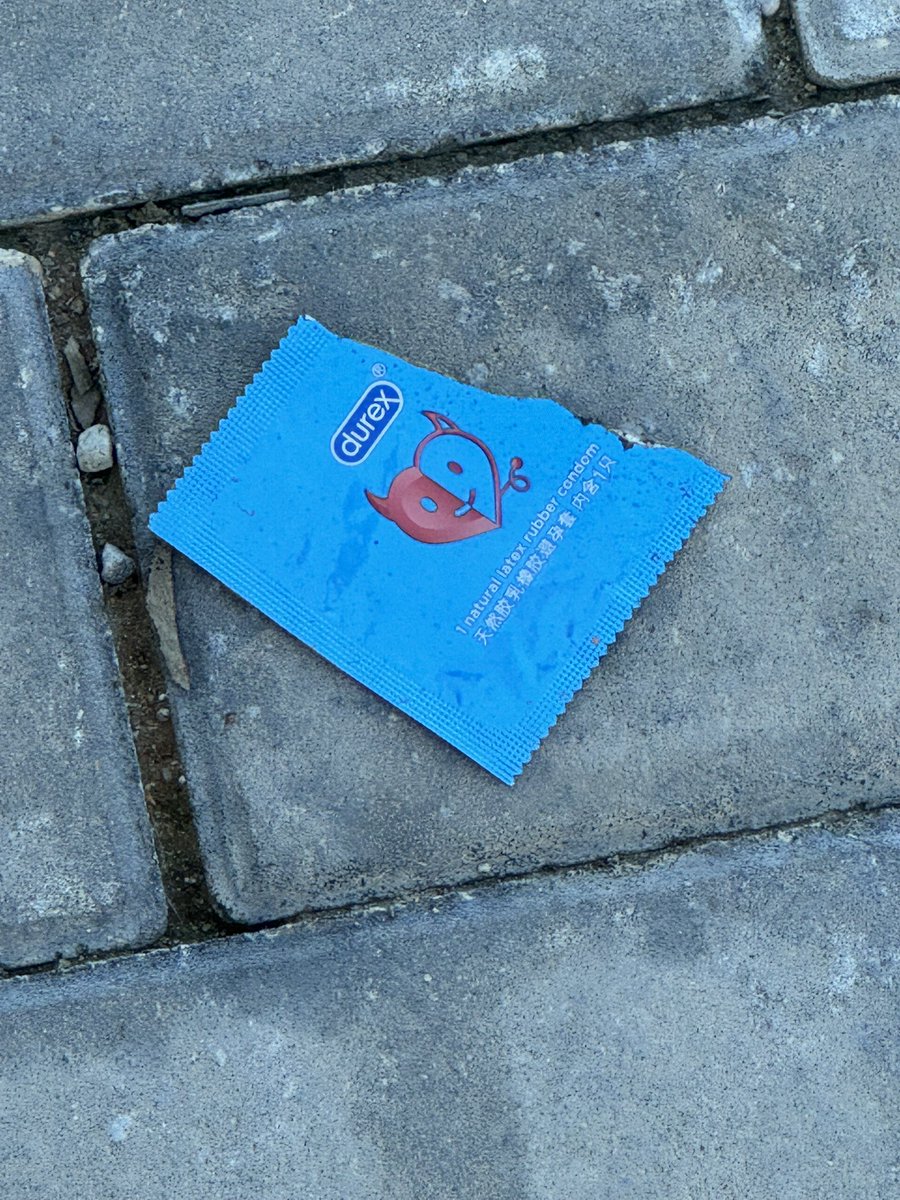 周末扫楼日记 一个房间翻出来了五只套套 #精液套 #精套 可惜什么都没有 前两天小区外面也发现套套 但只是拆开包装没有用就被撇了