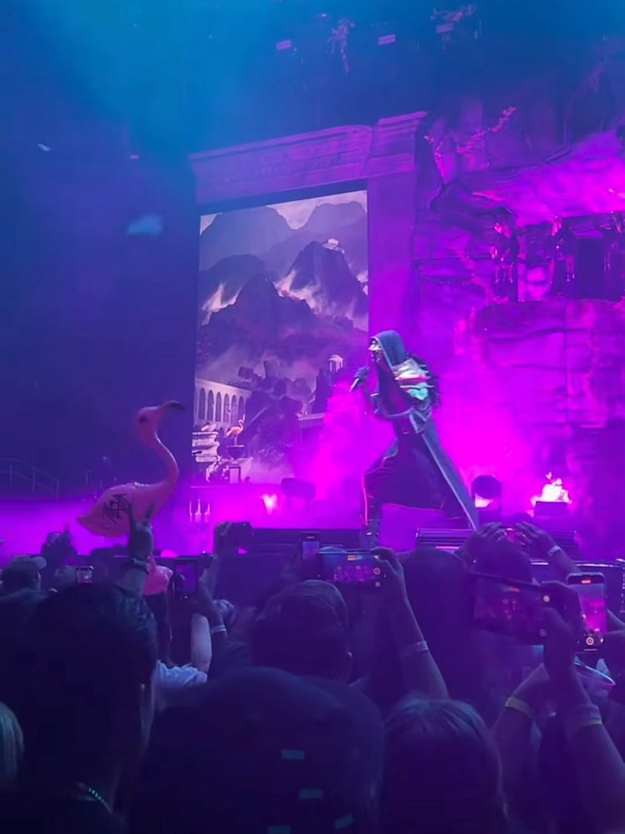 the Jerry in the crowd has the sleep token logo on him 🥹