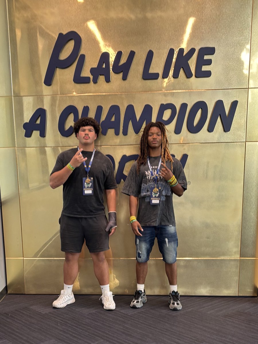 Had a great time on my unofficial visit to Notre Dame. Really thankful for the opportunity to meet with Coach <a href="/CoachJoeRudolph/">Joe Rudolph</a> Big thanks to <a href="/Dre_Muhammad/">Dre Muhammad</a> for making this happen.

<a href="/Coach_r0zaay/">Kalen Desrosiers</a> <a href="/shiftylee_/">Levi Portee</a> <a href="/JeromeBettis36/">Jerome Bettis</a>