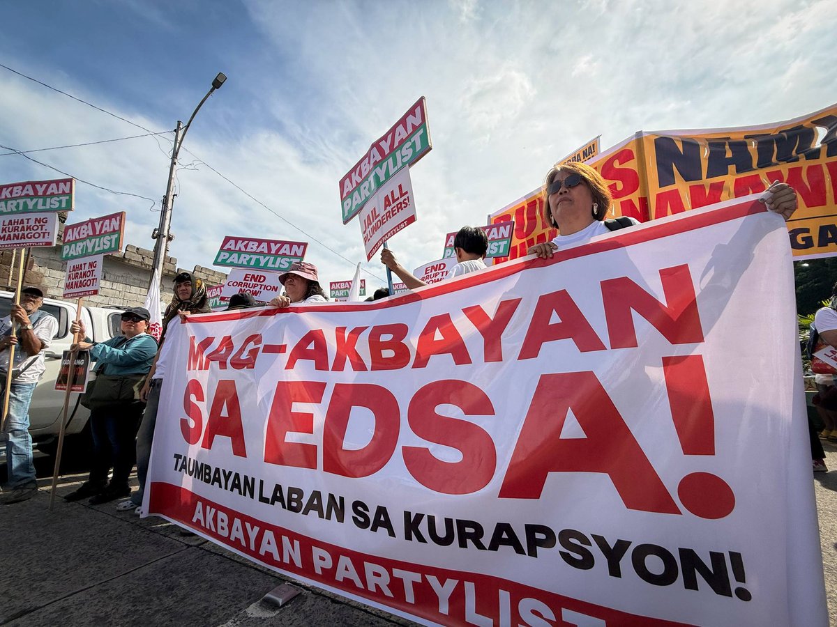 AkbayanParty's tweet image. 𝗔𝗞𝗕𝗔𝗬𝗔𝗡 𝗪𝗔𝗥𝗡𝗦 𝗗𝗨𝗧𝗘𝗥𝗧𝗘𝗦 𝗔𝗡𝗗 𝗕𝗕𝗠: 𝗣𝗘𝗢𝗣𝗟𝗘’𝗦 𝗔𝗡𝗚𝗘𝗥 𝗔𝗧 𝗕𝗢𝗜𝗟𝗜𝗡𝗚 𝗣𝗢𝗜𝗡𝗧

Akbayan Partylist Representatives Chel Diokno, Perci Cendaña, Dadah Kiram Ismulah,  and Dinagat Islands Rep. Kaka Bag-ao - collectively known as the “Akbayan…