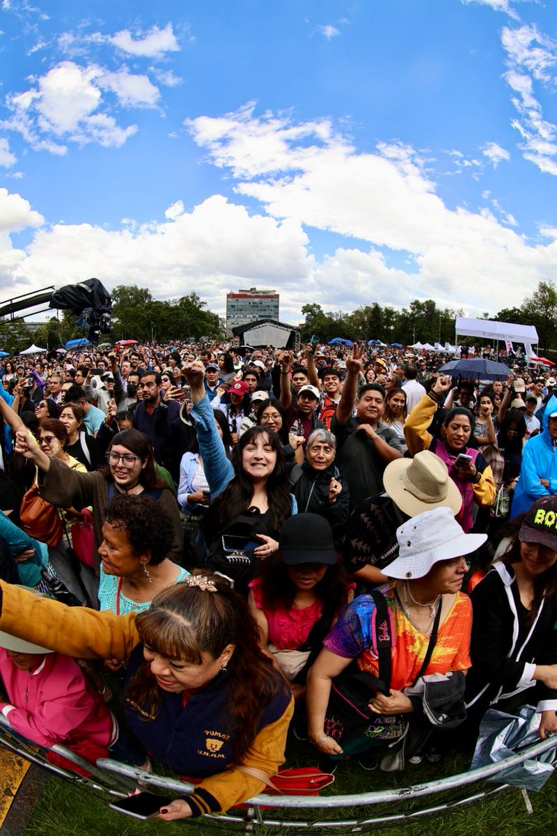 CulturaUNAM's tweet photo. ¡Así vivimos una tarde inolvidable de cielo, lluvia y música con @OFUNAM, en #LasIslas de #CU, para celebrar la vida de Julieta @FierroGossman y el 115 aniversario de nuestra @UNAM_MX! ✨🎶🌧️😃 ¡Gracias por acompañarnos!
@Comunidad_UNAM https://t.co/2uM7D7G2j9