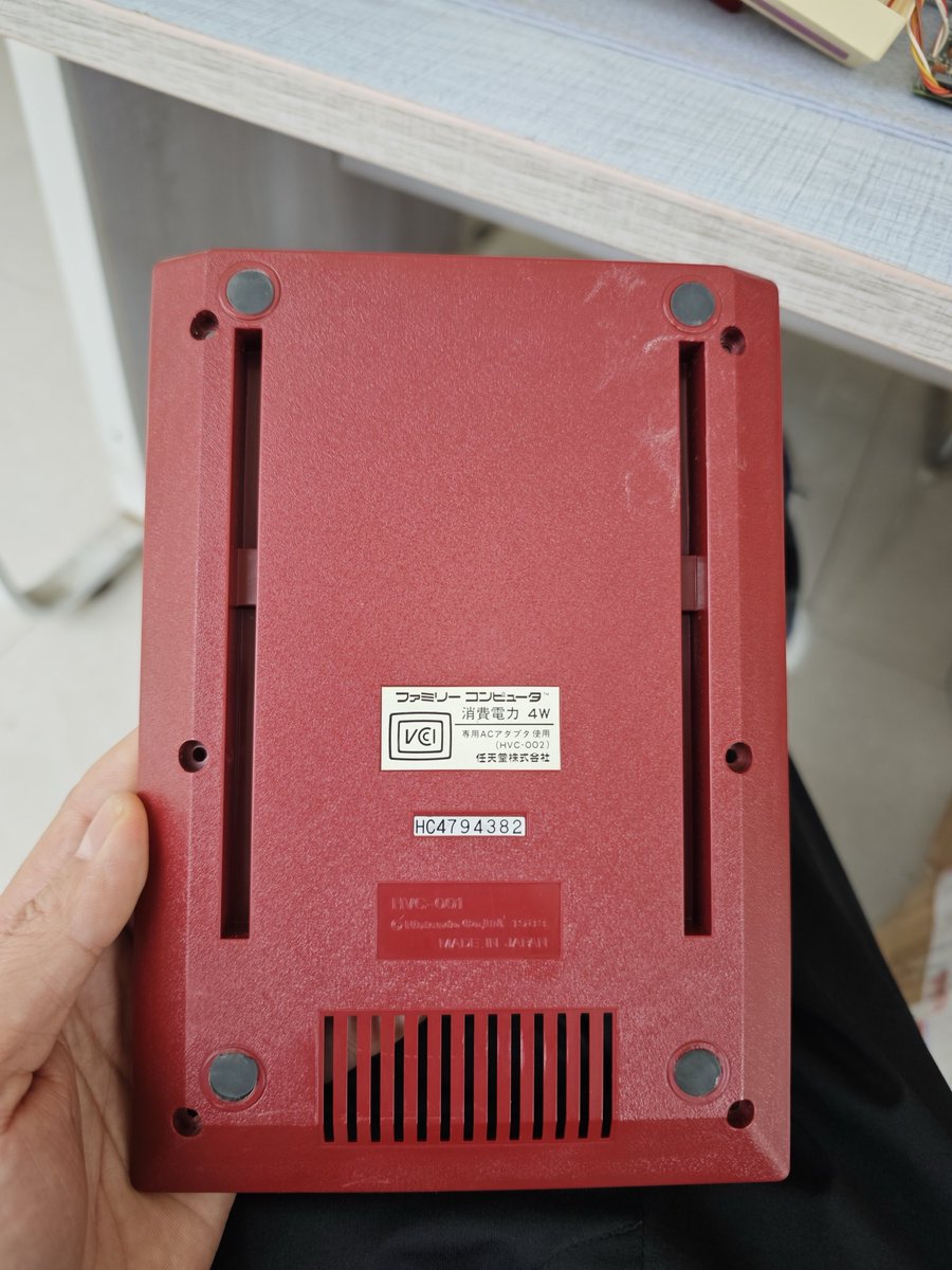 VanDi_UP's tweet photo. 今天在群里看到一台存世稀有的FC红白机，机身前方左侧原来任天堂FF的logo是星之卡比的logo，我猜测应该是当时任天堂活动的非卖品或者是游戏活动赠送品。应该是非常非常稀少。
#任天堂 #星のカービィ #ファミリーコンピュータ #ファミコン https://t.co/oOf4C3LwVv