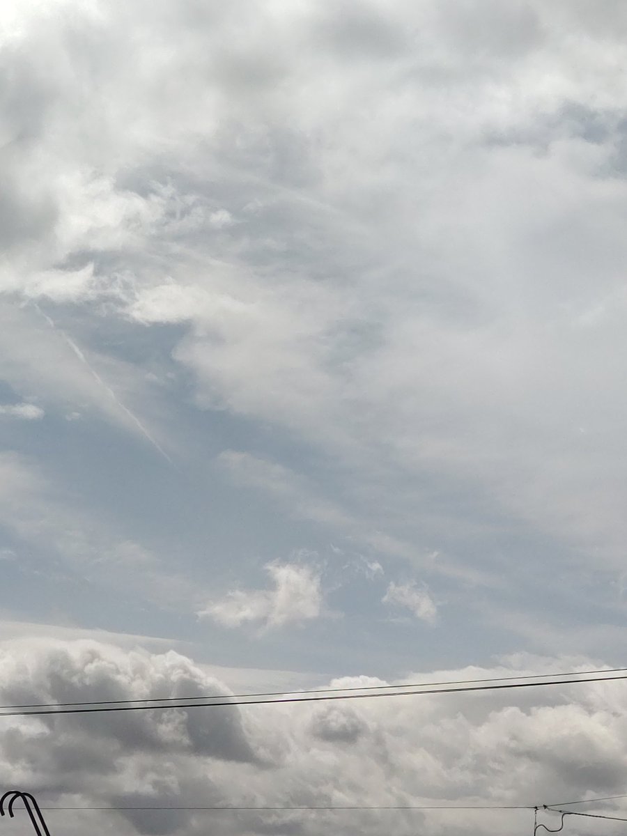kenktm0503's tweet image. 南の空

吾妻連峰は雲で全く見えず

＃イマソラ
＃南の空