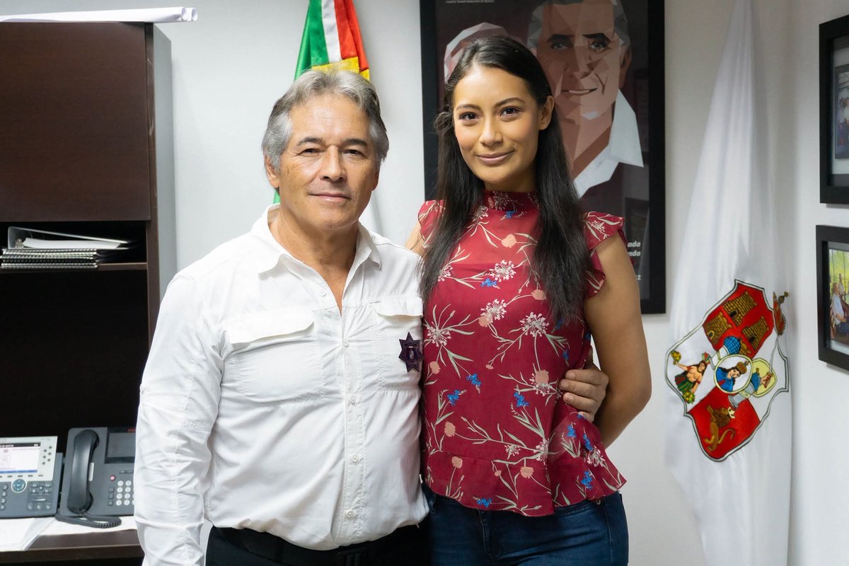 LuisCardenasMx's tweet photo. 🚨 HERNÁN BERMÚDEZ Y KARLA GARRIDO EN FOTO POLÉMICA
Circula una imagen donde aparece Hernán Bermúdez Requena, exsecretario de Seguridad de Tabasco y presunto líder de La Barredora, junto a Karla Garrido, exdiputada local de Tabasco.
📌 Lo que más llama la atención es el cuadro que aparece detrás de ellos: Adán Augusto López retratado al estilo de Tony Montana en Scarface.
Información @jorgegogdl