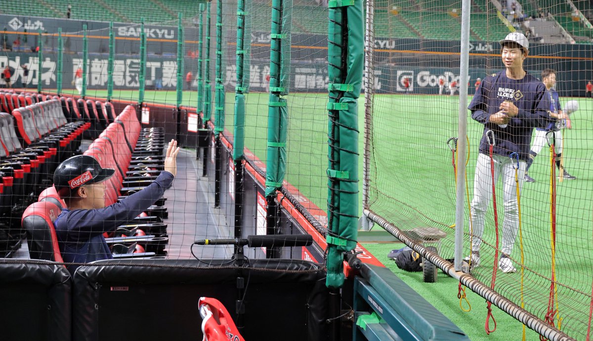 hochi_orix's tweet photo. 観客席から #才木海翔 選手が、#曽谷龍平 選手に向かって「曽谷さ～～～ん♡」
#Bs2025
#Orix_Buffaloes
#オリックス・バファローズ

スポーツ報知の野球情報
https://t.co/gyr6V8oOt7 https://t.co/szuovSYhhP