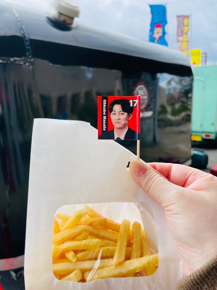 icehockeybear's tweet photo. 今日の #Eグル は
#kitchencamp KC!さんの
フライドポテト🍟🥔
こちらはシンプルに塩美味しいよ〜
😋(※兎に角🥔が好き)
旗は🚩マサト〜今日もイイゴール素晴らしいガッツで頑張れ!!
#REH #レッドイーグルス北海道
#アジアリーグアイスホッケー
#スタグル #スタジアムグルメ https://t.co/ySG4dQrX18