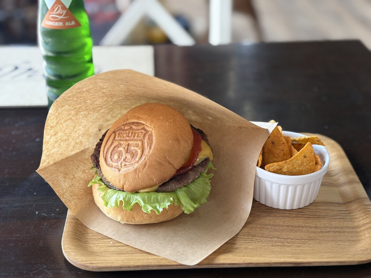 45Sho87's tweet image. ハンバーガーも食ったし
ぼちぼち帰りますか…
ヒロシですと書いた
サインがあったのですが
あのキャンプ好きの
ヒロシさんのさいんなのでしょうか？
#ROUTE65 
#ハンバーガー
#バイカーズカフェ