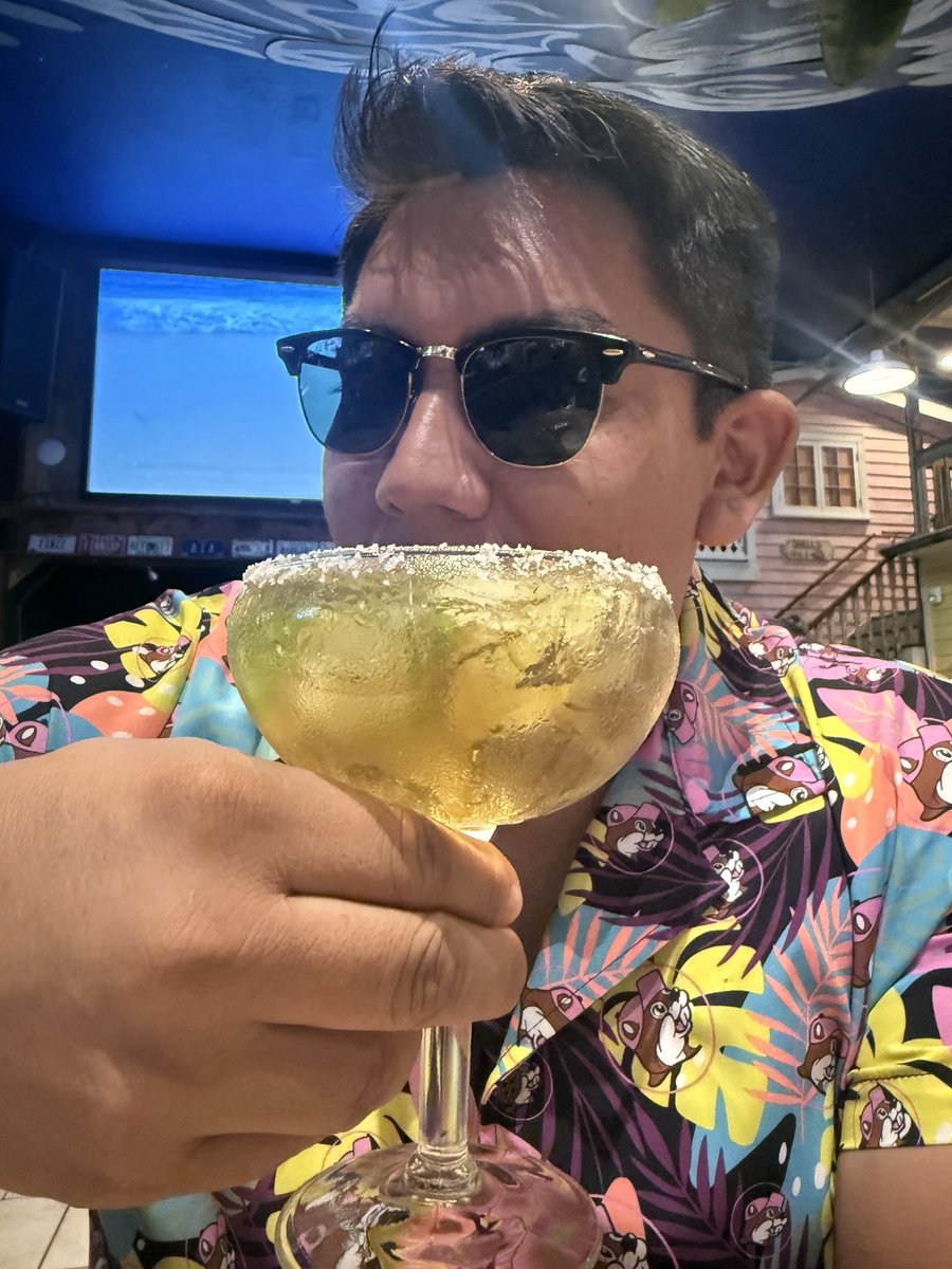 ZerosGarage's tweet image. You ever just see a 2 year old YouTube video and make it your weekend adventure 
I get it jimmy~
A perfect margarita and a Cheeseburger in Paradise
#WWJD