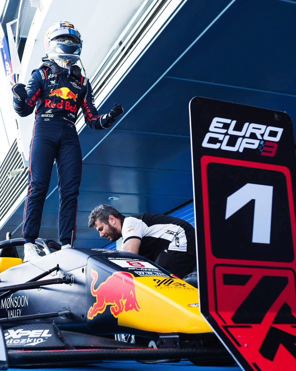 #CheerThai 🇹🇭 | "เอ็นโซ่" ธารวณิชกุล สุภาวีระ นักขับดาวรุ่งพุ่งแรงชาวไทย คว้าชัยชนะการแข่งขัน Eurocup 3 ROUND 7 RACE 1 - Jerez 2025 ได้สำเร็จ !!

ภาพ : 𝗘𝗻𝘇𝗼 𝗧𝗿𝗮𝗻𝘃𝗮𝗻𝗶𝗰𝗵𝗸𝘂𝗹 𝗦𝘂𝗽𝗵𝗮𝘃𝗲𝗲𝗿𝗮