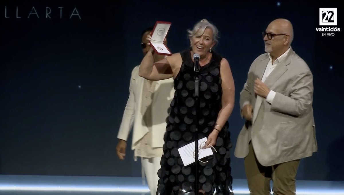 Mónica Lozano recibe la Medalla al Logro cinematográfico por los 25 años de AMORES PERROS
#ARIEL67