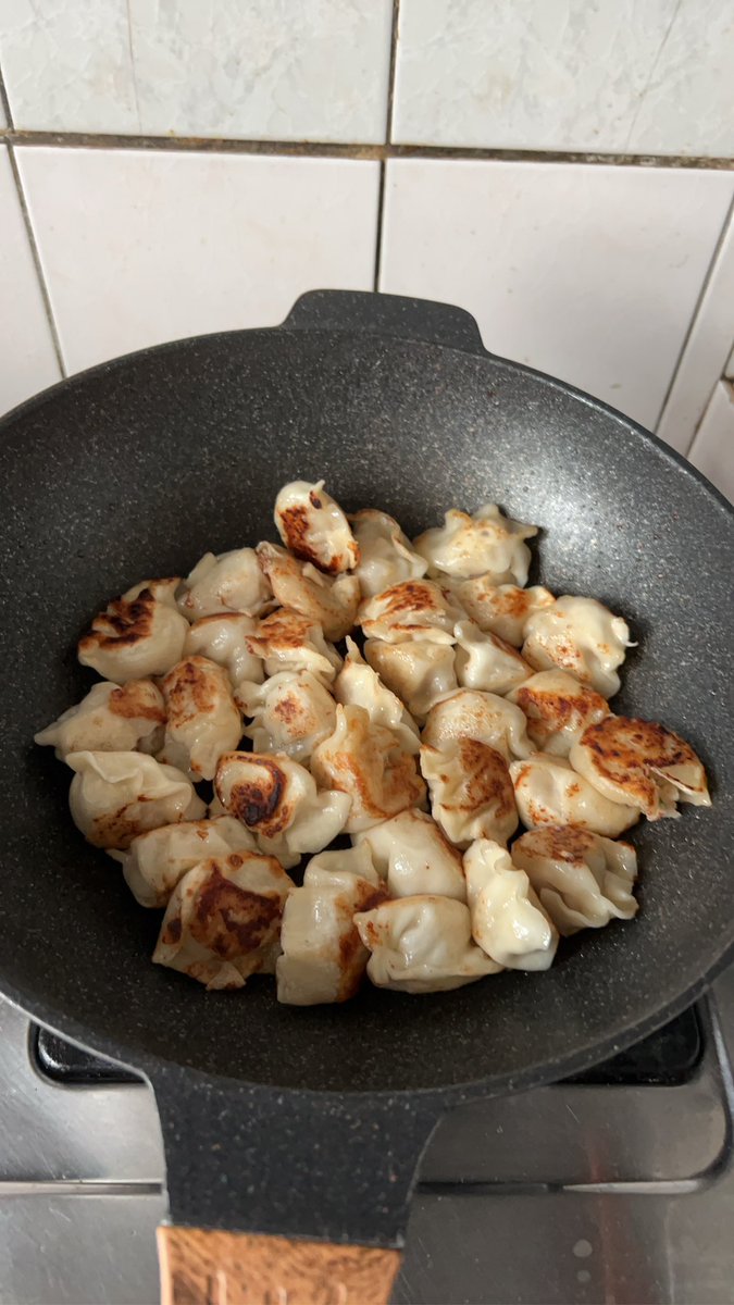 假日限定日式煎餃😅把剩下的湯包2顆也丟下去一起煎🤪