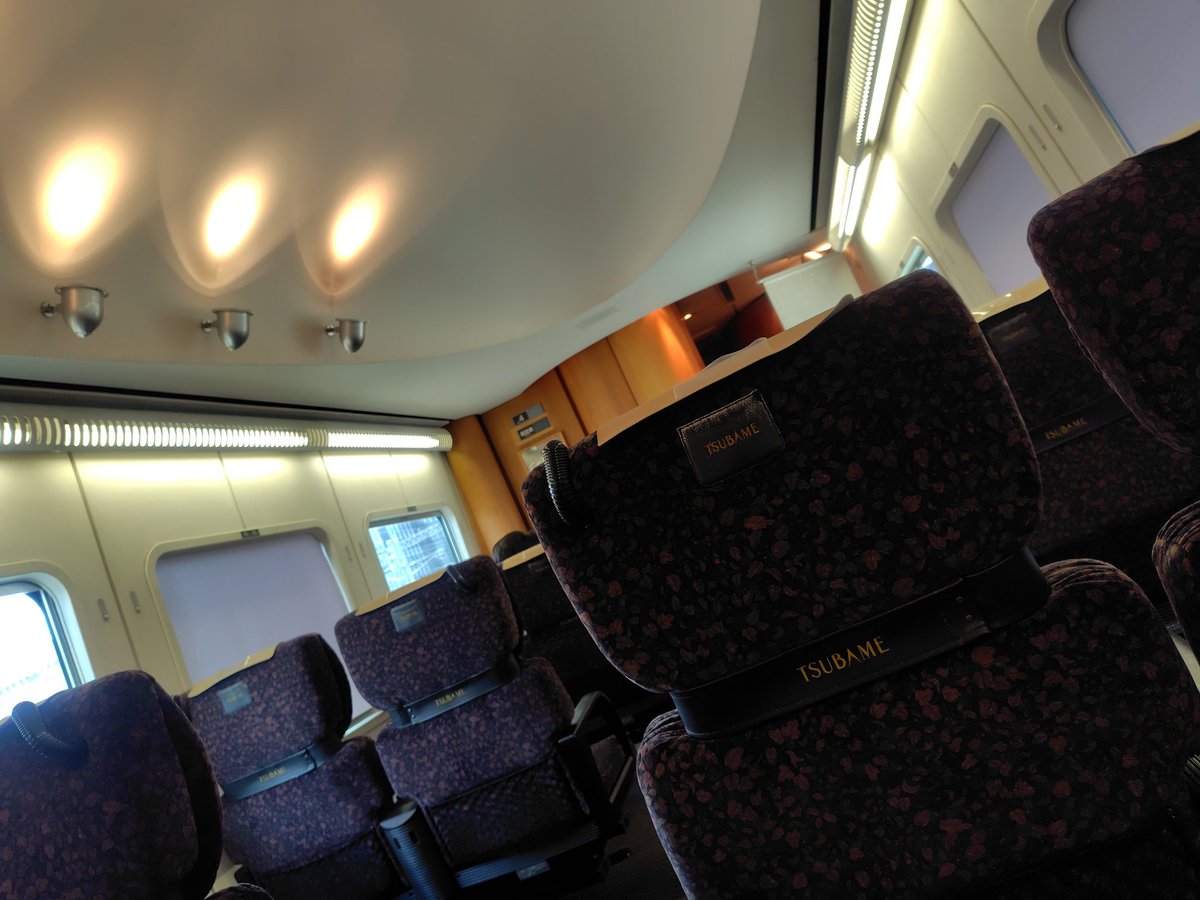 junjun417's tweet image. りれーかもめ。
指定席、車両も席も立派で、旅感満載なんですけど！
グリーンなんて半個室みたい雰囲気よ！
乗る電車間違えたかと思ったよ！

いつも自由だったから、気づかなかった。
前の白いかもめの時は、席ゆったりしててよかったのに、改悪だぁ、なんて思っててごめんね
＃リレーかもめ