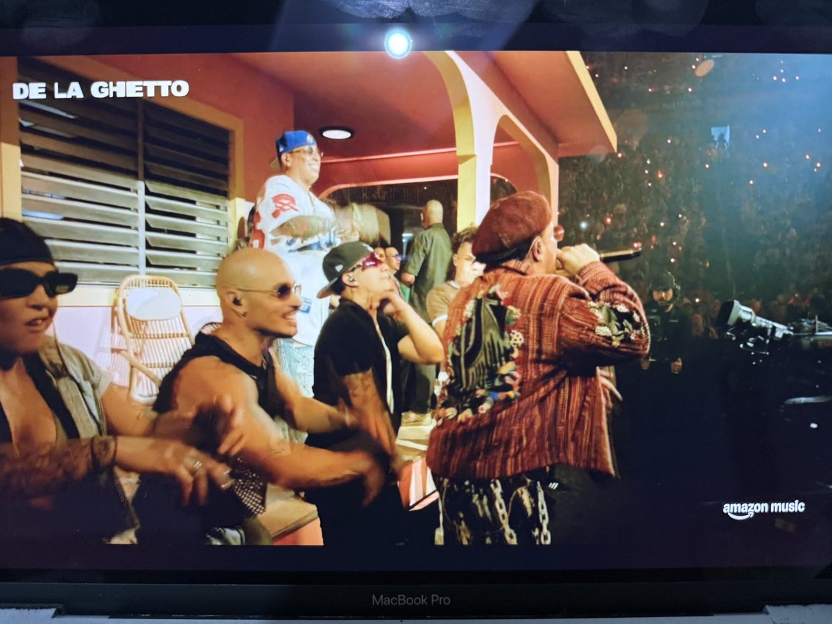 kimyvs's tweet photo. En el concierto de Bad Bunny auspiciado por mi ñaña @movavesa #BadBunnyUnaMas #BadBunny https://t.co/OxyUt2jnpU