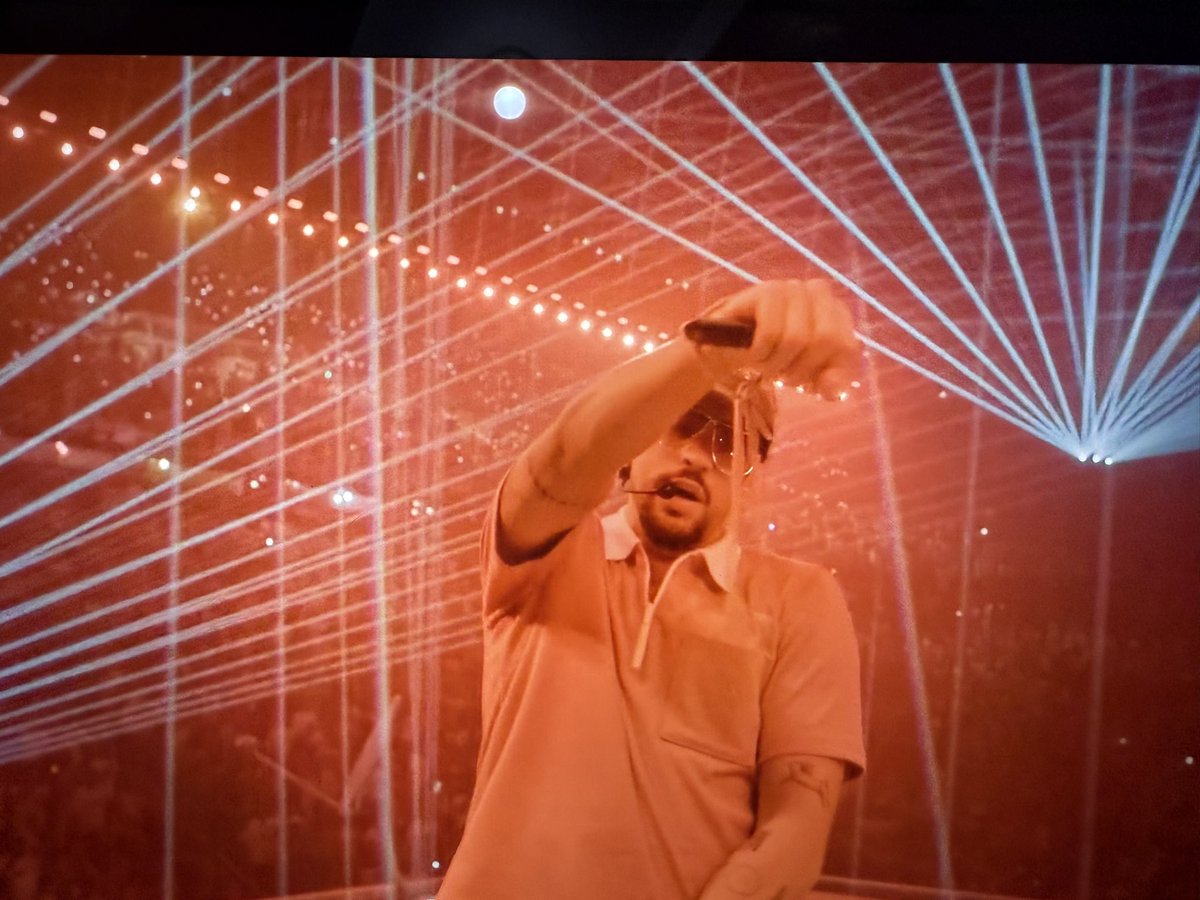 kimyvs's tweet photo. En el concierto de Bad Bunny auspiciado por mi ñaña @movavesa #BadBunnyUnaMas #BadBunny https://t.co/OxyUt2jnpU