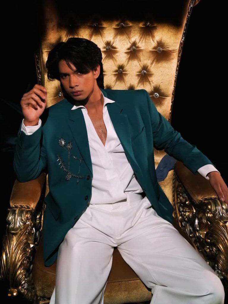 mumoraeyes's tweet photo. KING                                                             QUEEN https://t.co/TI5s0sgaZr
