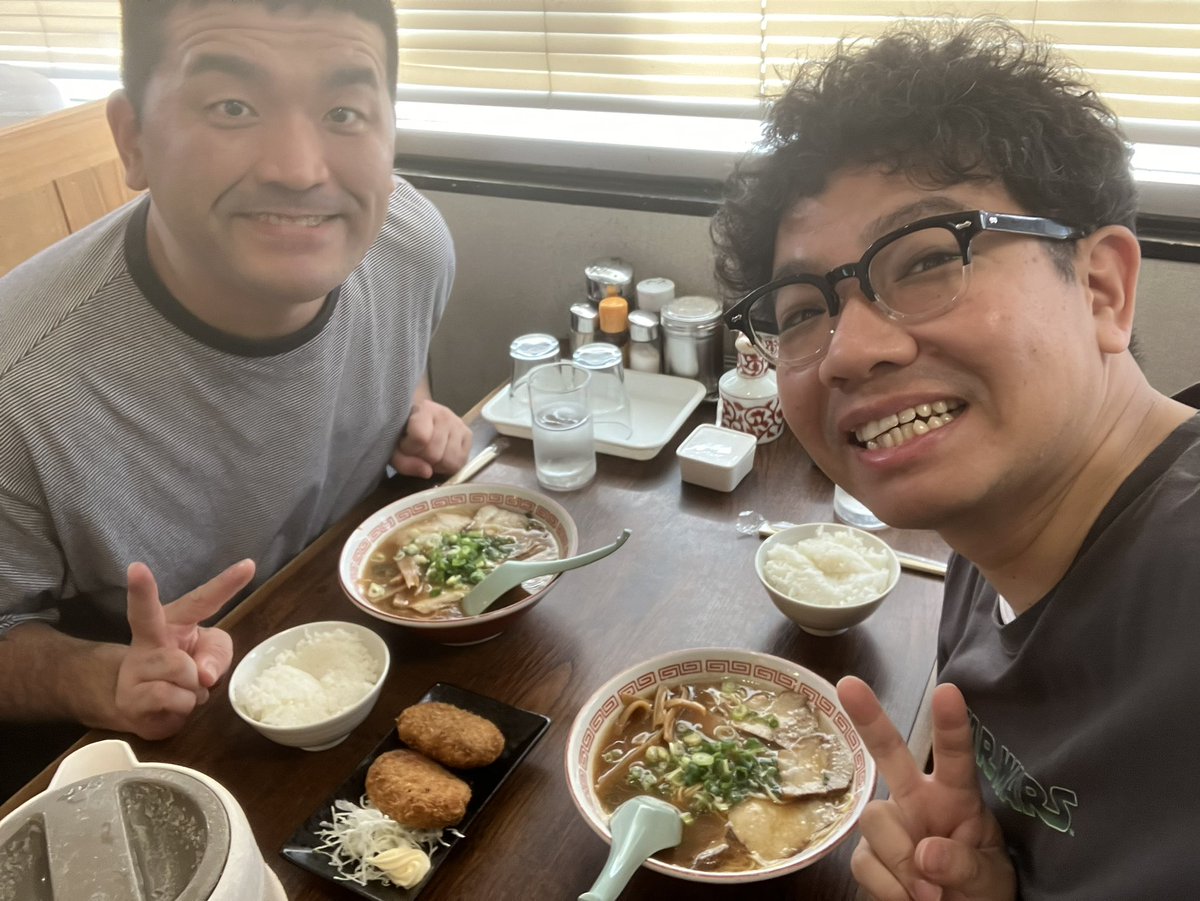 SUEmishima's tweet photo. 漫才のDENDOツアーで和歌山に来ております。昨日は御坊で今日は新宮。合間にいつものご当地グルメの会。和歌山ラーメン「速���」さんで一杯。ラーメンも手作りコロッケも旨すぎて白ばんでおります！ https://t.co/uW0j3nUggj