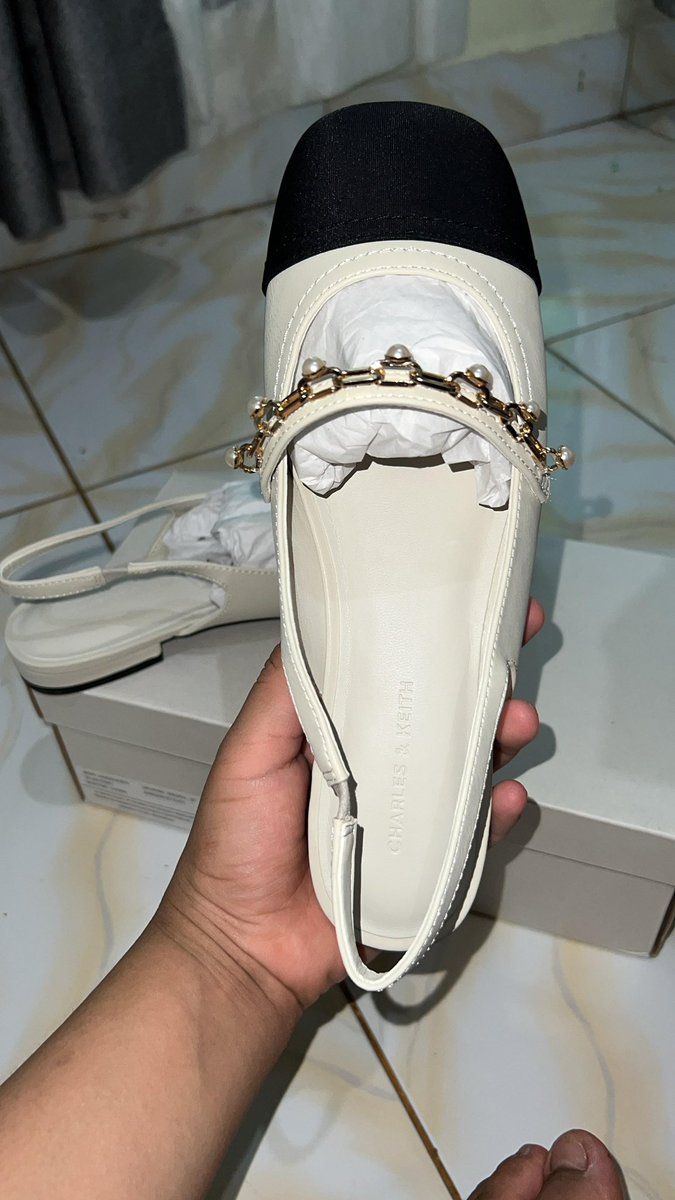tipingky's tweet photo. JUAL FLATSHOES CHARLES &amp; KEITH

- jual harga Rp950.000 
- belum pernah dipake kecuali nyoba (dijual karna kebesaran beli lewat web) jadi masih baru banget 
- include box dan papper bag✅
- jabodetabek no ongkir
- dm for order guyss😍 https://t.co/LDPGrY64WW