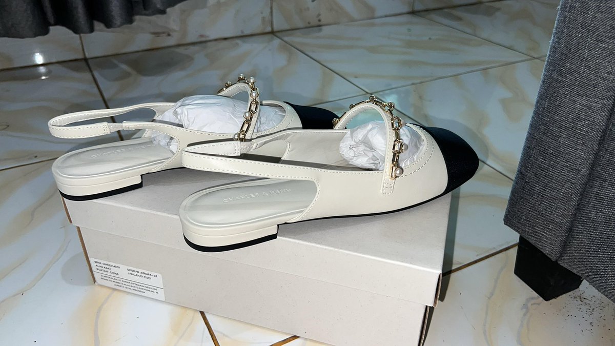 tipingky's tweet photo. JUAL FLATSHOES CHARLES &amp; KEITH

- jual harga Rp950.000 
- belum pernah dipake kecuali nyoba (dijual karna kebesaran beli lewat web) jadi masih baru banget 
- include box dan papper bag✅
- jabodetabek no ongkir
- dm for order guyss😍 https://t.co/LDPGrY64WW