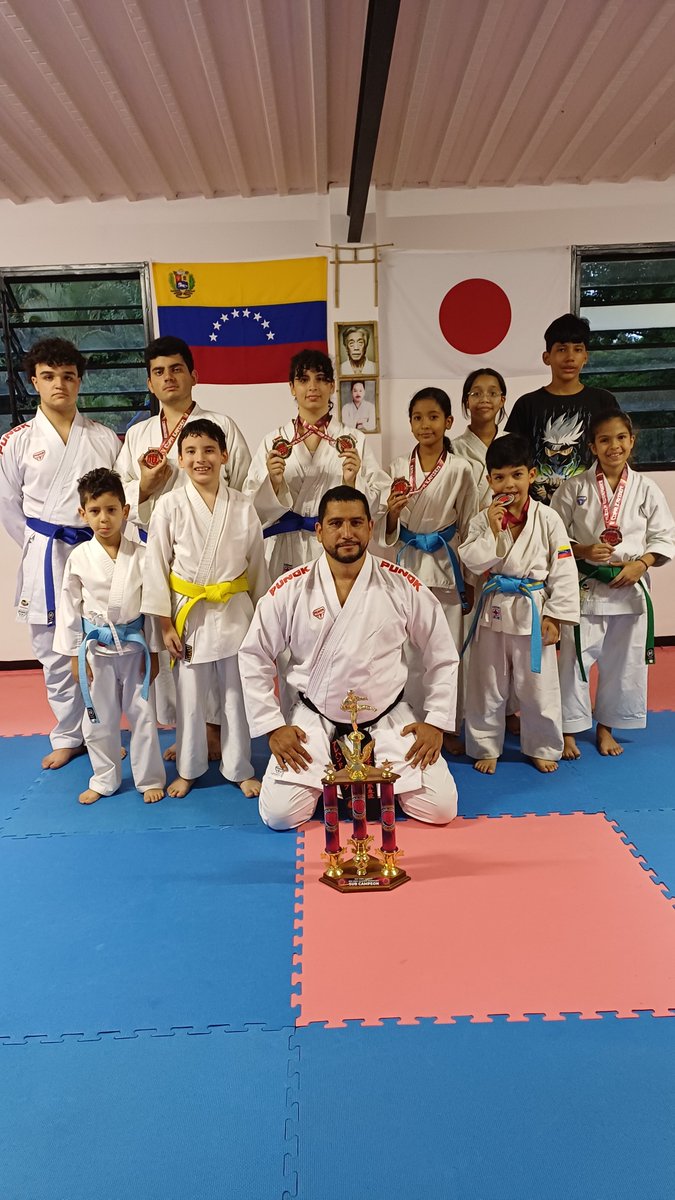 🥋🏆 Orgullo total en la XXV Copa Kanzen de Venezuela 🏆🥋

Nuestro sensei, junto a cada atleta del dojo, celebrando el 2do lugar como organización. 💪🔥
Más que medallas, este trofeo representa disciplina, unión y familia. ❤️

#DojoParqueCaiza #RyuHoKan #CopaKanzen2025